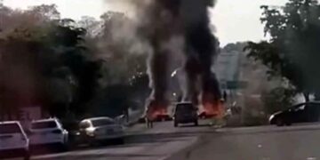 Familiares de personas desaparecidas cierran tramo carretero en Michoacán