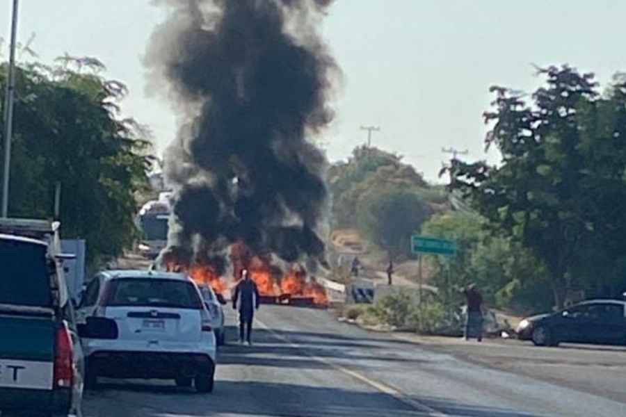 Familiares de personas desaparecidas cierran tramo Apatzingán–Tepalcatepec en Michoacán