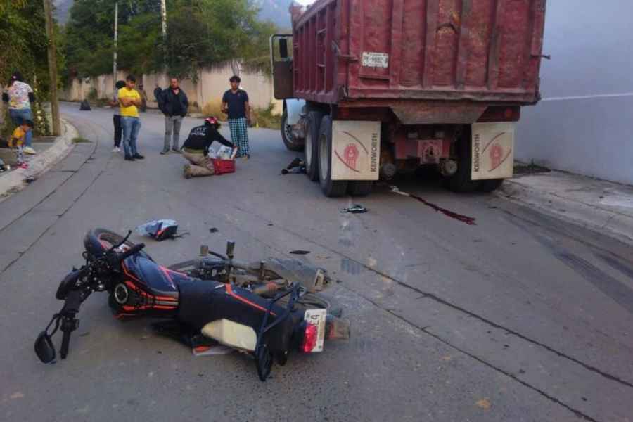 Fatal choque entre moto y camión torton deja a un joven sin vida en el sur de Monterrey, NL