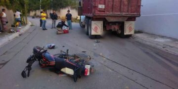 Fatal choque entre moto y camión torton deja a un joven sin vida en el sur de Monterrey, NL