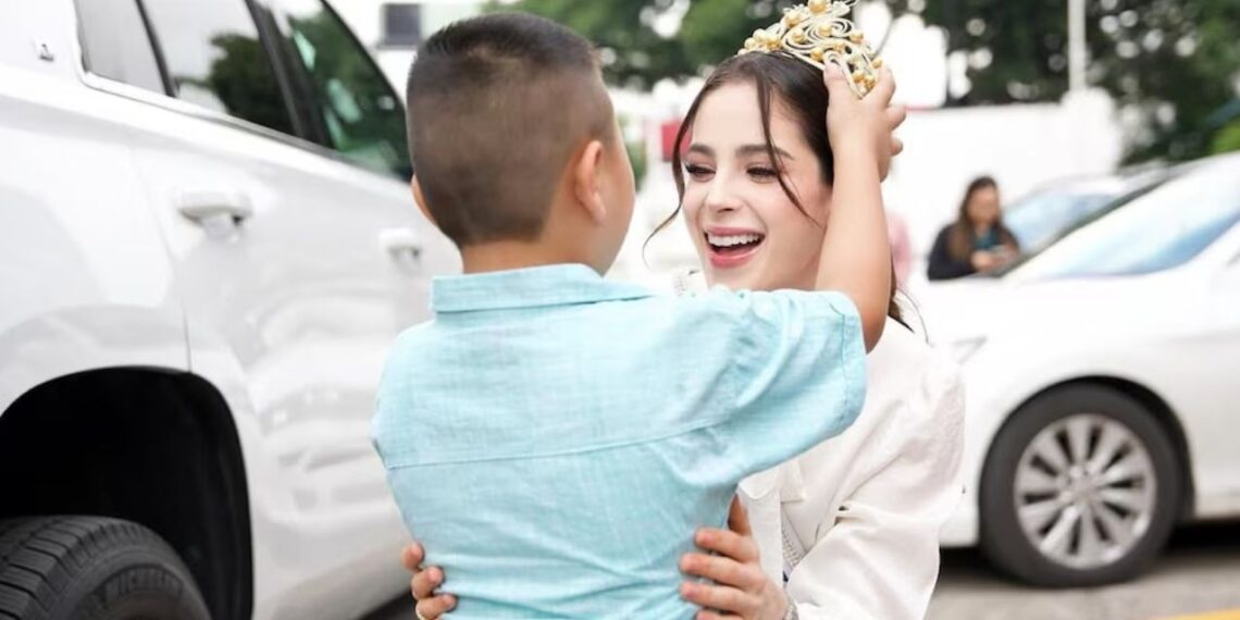 Fátima Bosch visita a niños con cáncer y VIH en Tabasco