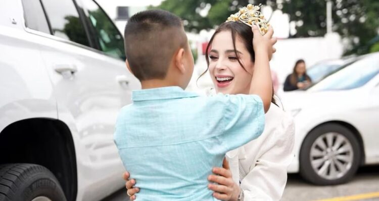 Fátima Bosch visita a niños con cáncer y VIH en Tabasco