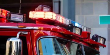 Fuego consume automóvil en Nuevo Laredo, Tamaulipas
