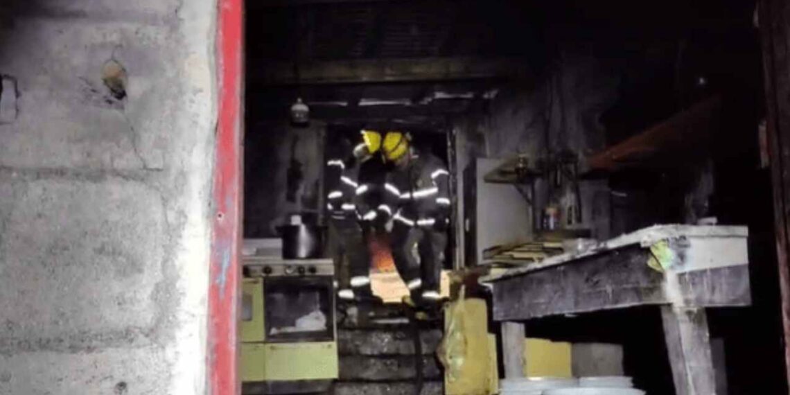 Fuego consume habitación en la Nueva Modelo