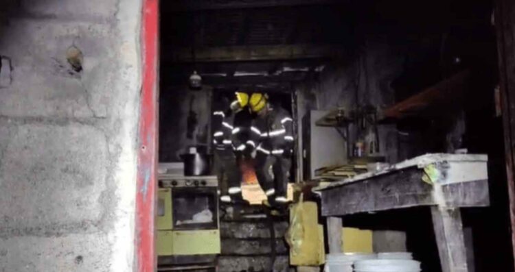 Fuego consume habitación en la Nueva Modelo