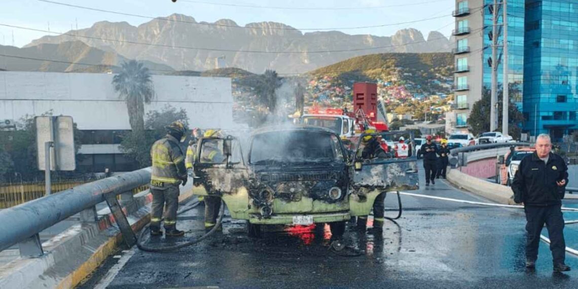 Fuego en camioneta en el Puente Zaragoza