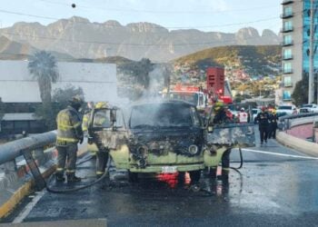 Fuego en camioneta en el Puente Zaragoza