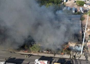 Fuerte incendio consume bodega de madera en Monterrey, Nuevo León