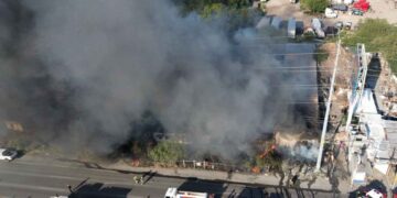 Fuerte incendio consume bodega de madera en Monterrey, Nuevo León