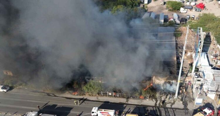 Fuerte incendio consume bodega de madera en Monterrey, Nuevo León