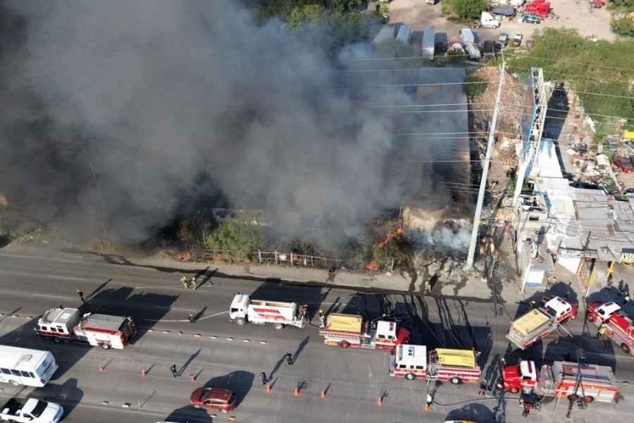 Fuerte incendio consume bodega de madera en Monterrey, Nuevo León