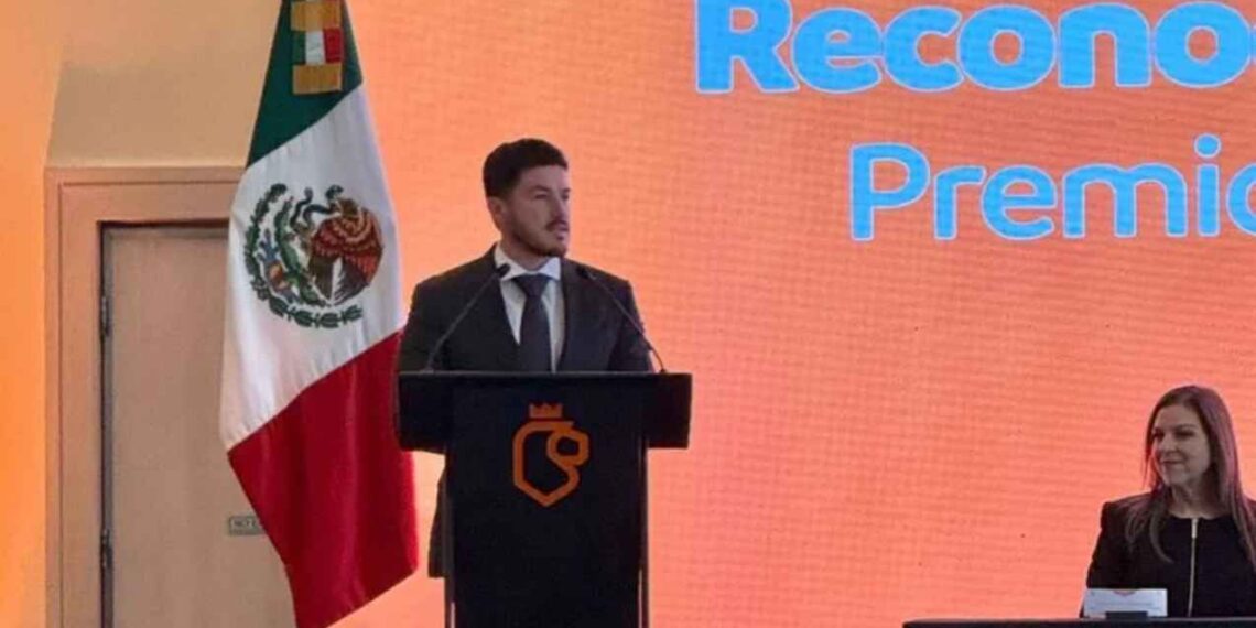 Gobierno de Nuevo León otorga bonos a trabajadores de la Secretaría de Salud con antigüedad