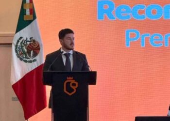 Gobierno de Nuevo León otorga bonos a trabajadores de la Secretaría de Salud con antigüedad