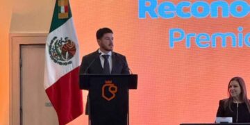 Gobierno de Nuevo León otorga bonos a trabajadores de la Secretaría de Salud con antigüedad