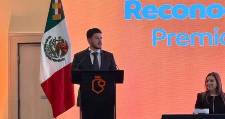 Gobierno de Nuevo León otorga bonos a trabajadores de la Secretaría de Salud con antigüedad