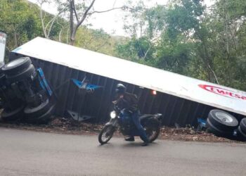 Guardia Estatal atiende volcadura en Ocampo (1)