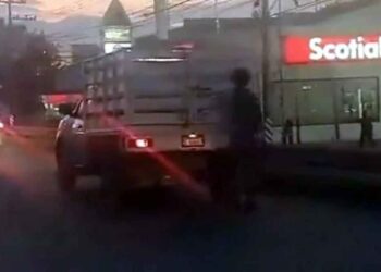 Hombre patines camioneta en Apodaca