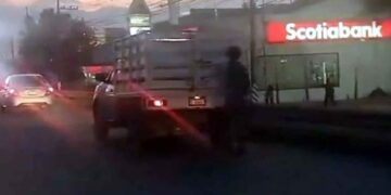 Hombre patines camioneta en Apodaca