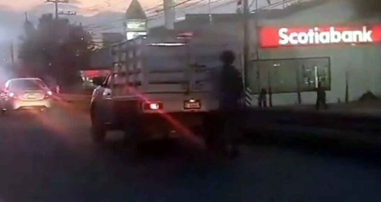 Hombre patines camioneta en Apodaca