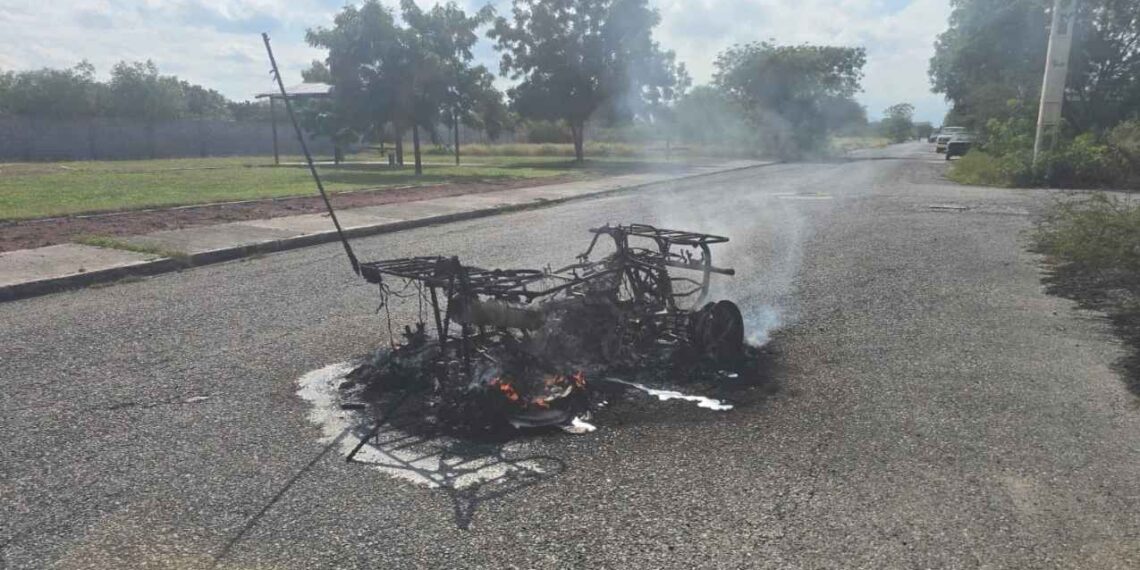 Incendio de cuatrimoto provoca movilización de Bomberos Victoria en Cerrada Los Olivos, Tamaulipas