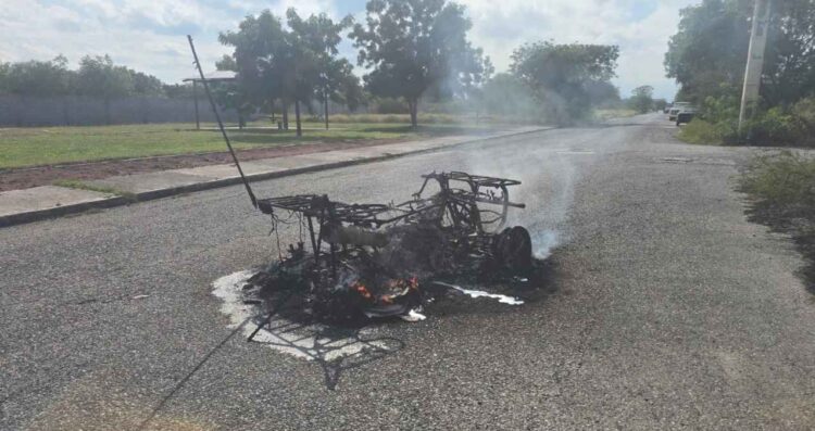 Incendio de cuatrimoto provoca movilización de Bomberos Victoria en Cerrada Los Olivos, Tamaulipas