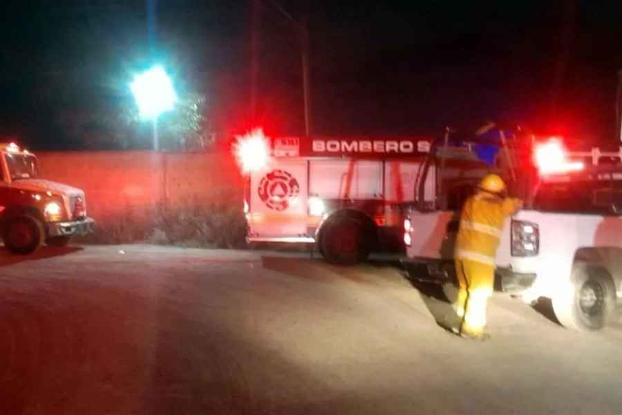 Incendio en recicladora de El Carmen, Nuevo León, deja dos vehículos dañados