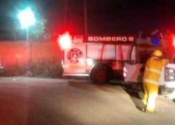 Incendio en recicladora de El Carmen, Nuevo León, deja dos vehículos dañados