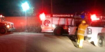 Incendio en recicladora de El Carmen, Nuevo León, deja dos vehículos dañados