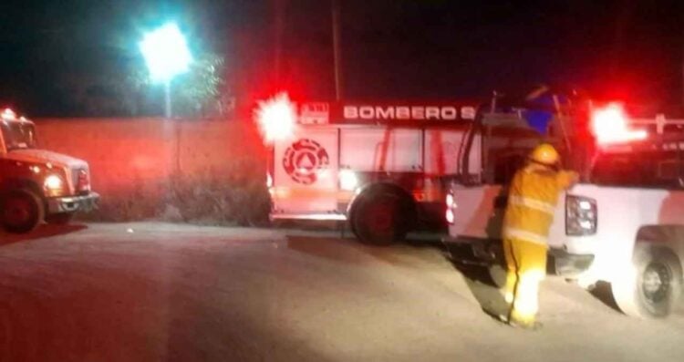 Incendio en recicladora de El Carmen, Nuevo León, deja dos vehículos dañados