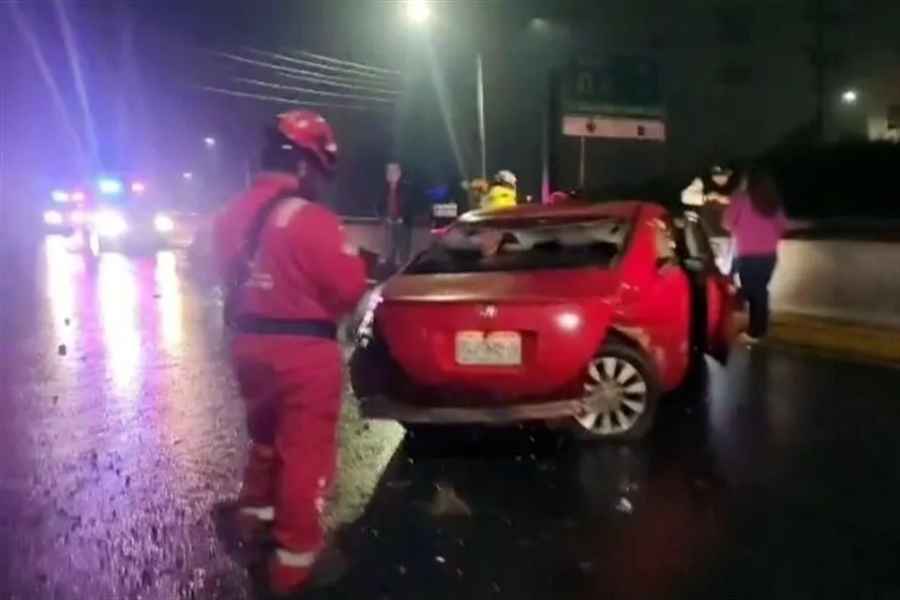 Joven conductor se impacta contra poste tras derrapar en Avenida Lázaro Cárdenas de Monterrey, NL