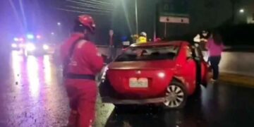 Joven conductor se impacta contra poste tras derrapar en Avenida Lázaro Cárdenas de Monterrey, NL