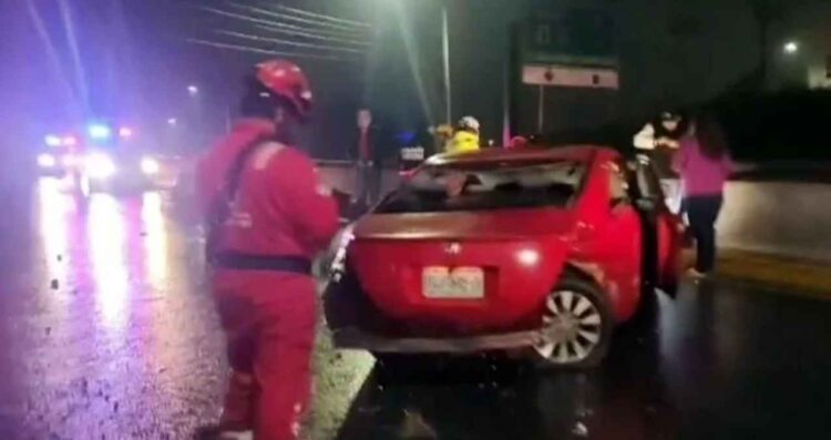 Joven conductor se impacta contra poste tras derrapar en Avenida Lázaro Cárdenas de Monterrey, NL