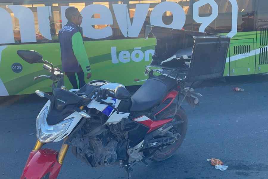 Joven motociclista derrapa y choca con camioneta en avenida López Mateos de San Nicolás, NL