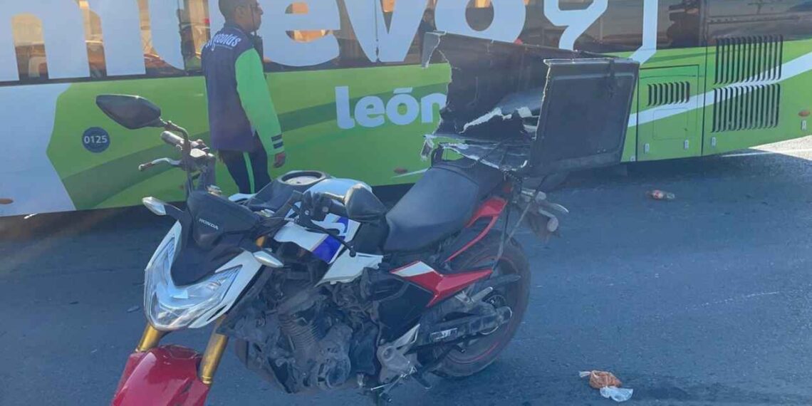 Joven motociclista derrapa y choca con camioneta en avenida López Mateos de San Nicolás, NL