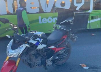 Joven motociclista derrapa y choca con camioneta en avenida López Mateos de San Nicolás, NL