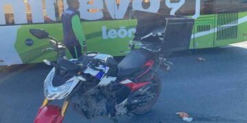 Joven motociclista derrapa y choca con camioneta en avenida López Mateos de San Nicolás, NL