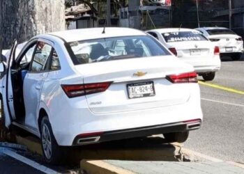 Joven muere tras impactarse contra poste en Monterrey, Nuevo León