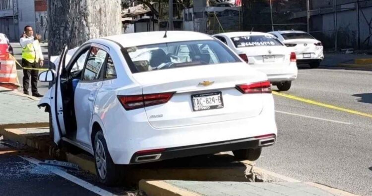 Joven muere tras impactarse contra poste en Monterrey, Nuevo León