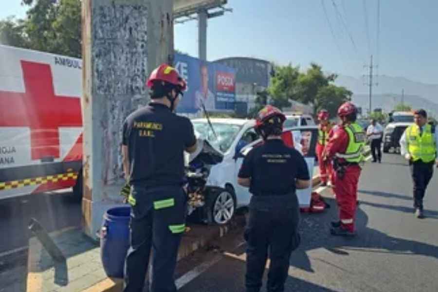 Joven muere tras impactarse contra poste en Monterrey, Nuevo León 