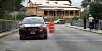 joven motocicleta poste Linares
