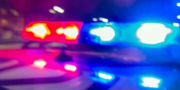 Joven pierde el control de su moto y choca en avenida Sendero de San Nicolás, NL