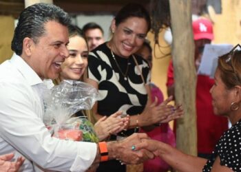 Lalo y Lucy de Gattás invitan a reforzar la unión familiar en Navidad