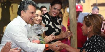 Lalo y Lucy de Gattás invitan a reforzar la unión familiar en Navidad