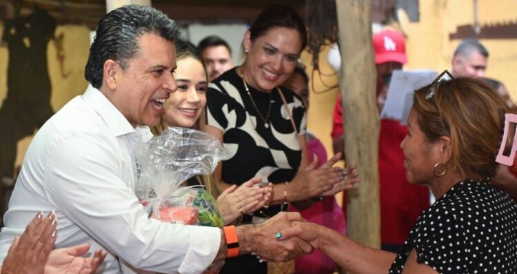 Lalo y Lucy de Gattás invitan a reforzar la unión familiar en Navidad