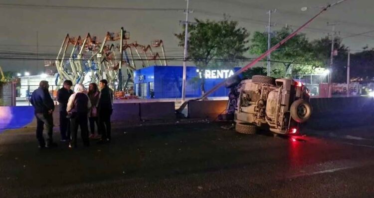 Masculino vuelca en la Carretera a Laredo en Escobedo, NL tras aparente dormitada