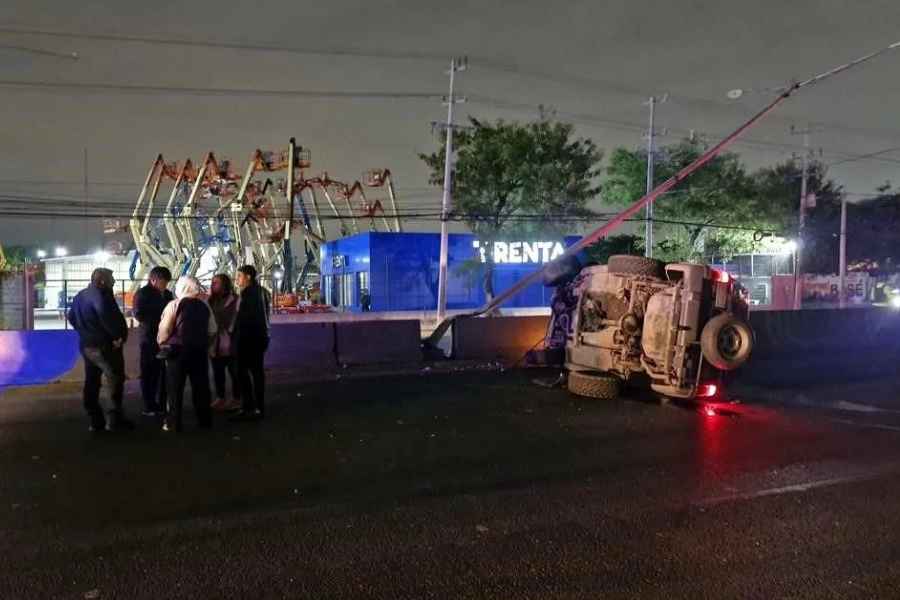 Masculino vuelca en la Carretera a Laredo en Escobedo, NL tras aparente dormitada