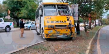 Microbús cierre de paso en Victoria