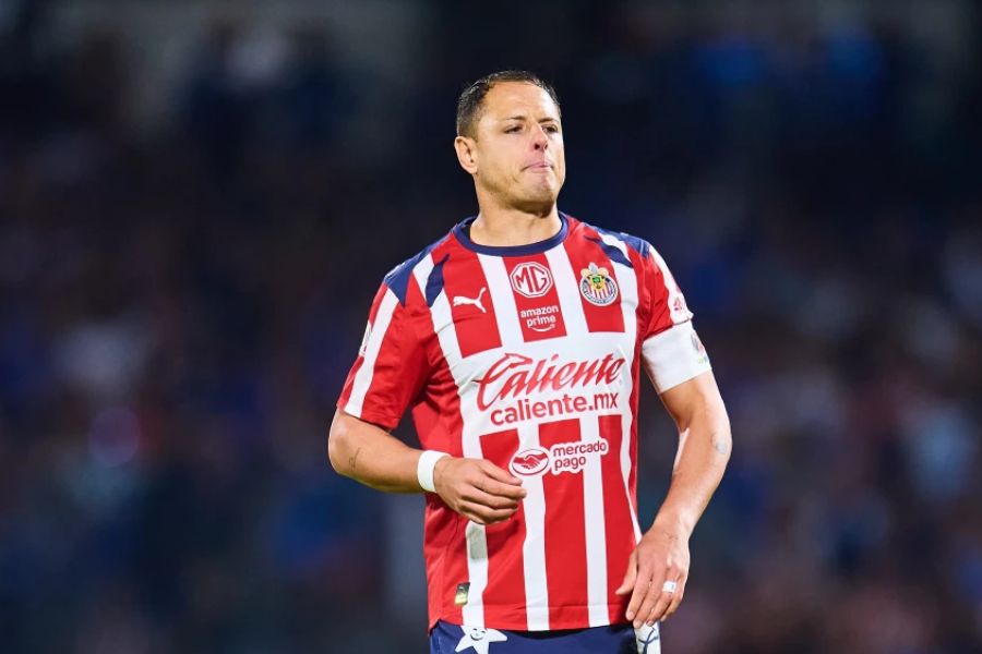 Milito respalda a Chicharito tras fallar penal decisivo