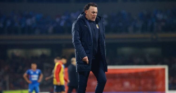 Milito respalda a Chicharito tras fallar penal decisivo