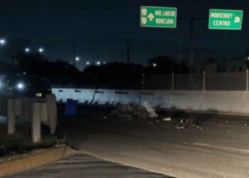 Motociclista muere al derrapar y ser atropellado por un camión en el Libramiento Noreste de García, NL